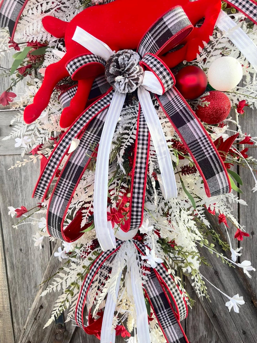 Red White Christmas Wreath, Classic Christmas, Winter Wreath, Deer Wreath