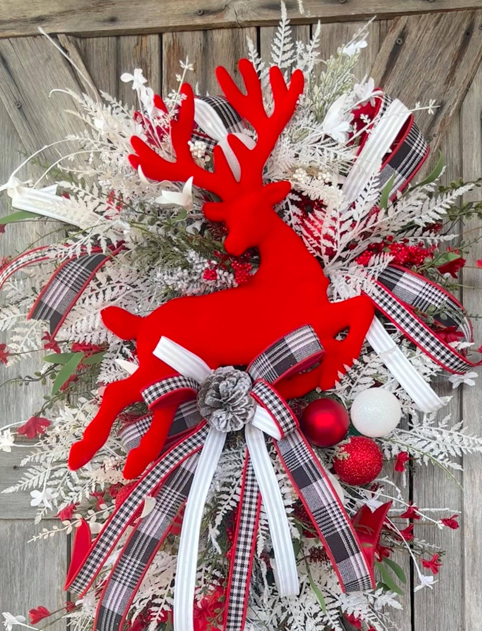 Red White Christmas Wreath, Classic Christmas, Winter Wreath, Deer Wreath